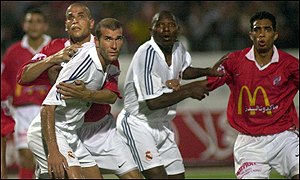 Zinedine Zidane under tight marking by Ahly players 