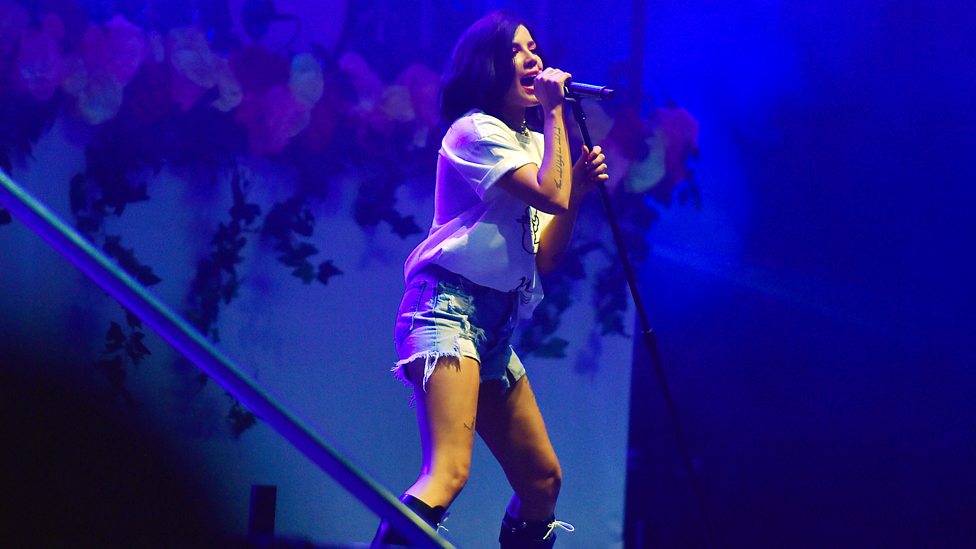 [WATCH] Halsey plays Reading 2017, performing Bad at Love