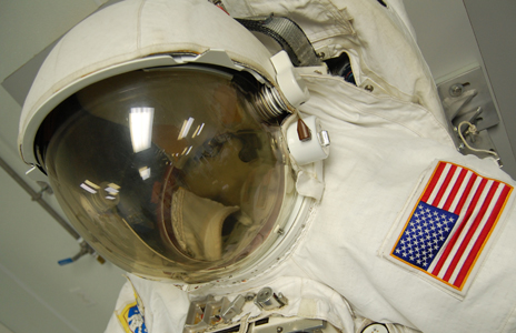 Space suit helmet