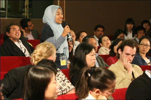 Nữ sinh viên Indonesia tại Thảo luận 'Power of Asia Debate', London, 06/2011