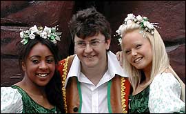 Joe Pasquale with two actors