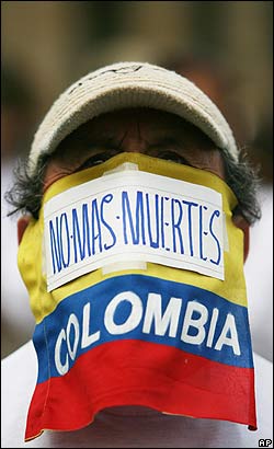 Hombre con la cara cubierta pide por la paz