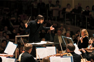 The BBC Scottish Symphony Orchestra, conducted by Ilan Volkov and led by Elizabeth Layton