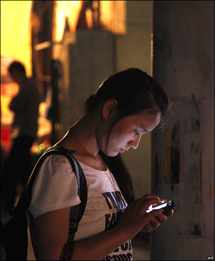 Joven china con un teléfono móvil