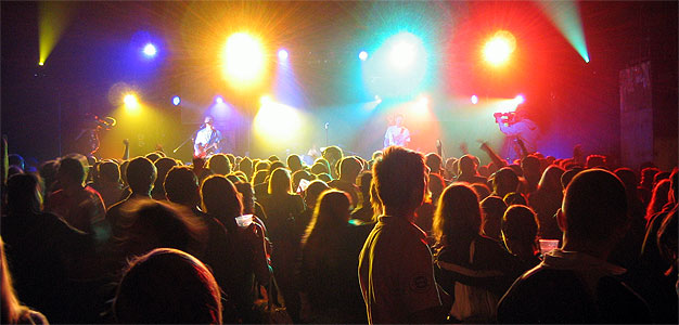 chwarae cerddoriaeth