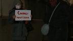 Пикетчица Саша и прохожая