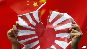 香港反日示威者撕毁日本军旗