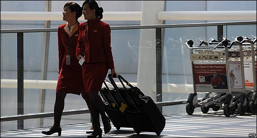 两名国泰航空乘务员走进香港国际机场航站楼(10/3/2010)
