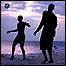 Garotos jogando bola em praia de Zanzibar