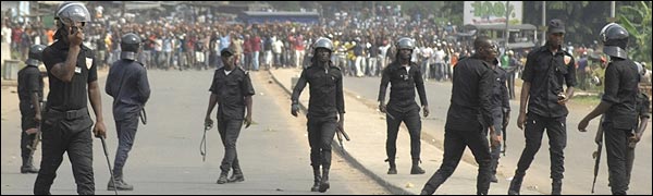 Troops on road in Ivory Coast