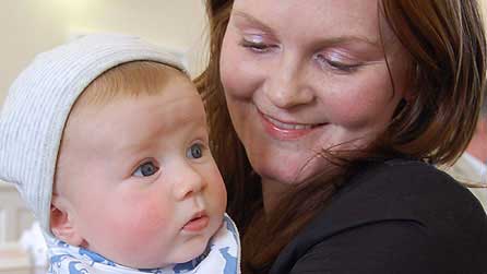 Caryl Lewis gyda'i mab Hedd