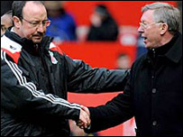 Ông Ferguson (phải) và ông Benitez - HLV Liverpool