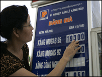 Mua xăng