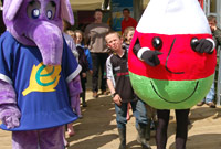 Mr Urdd ar y maes yn Rhuthun
