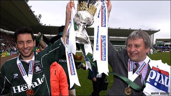 David Friio and Paul Sturrock parade the 2002 Division Three trophy