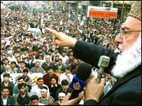 ایم ایم اے پہلے بھی ایسے مظاہرے کر چکی ہے (فائل فوٹو)