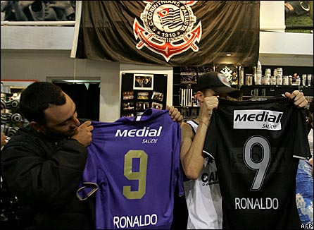 Fans display their new Ronaldo Corinthians shirts