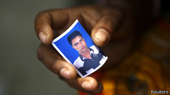 Mujer sostiene una foto