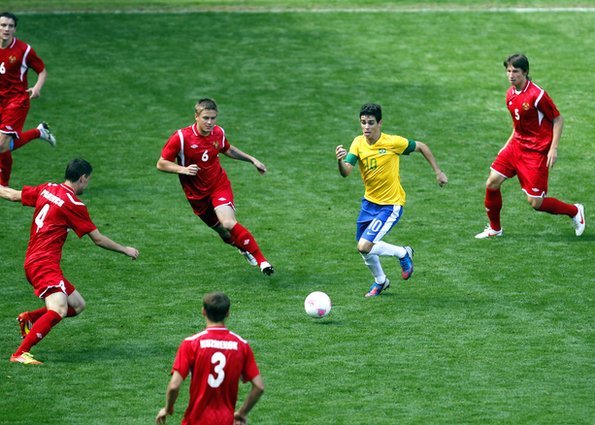 Oscar takes on the Belarus midfield in the Olympic tournament
