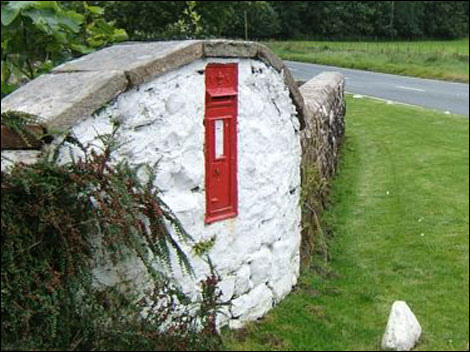 Postbox at the old coaching inn at Thirlspot