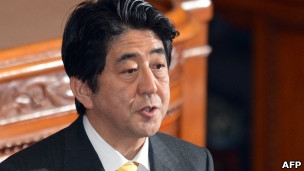 安倍晋三在参议院内接受质询时发言（1/2/2013）