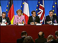 Silvio Berlusconi, Angela Merkel, Nicolas Sarkozy e Gordon Brown em Paris. 