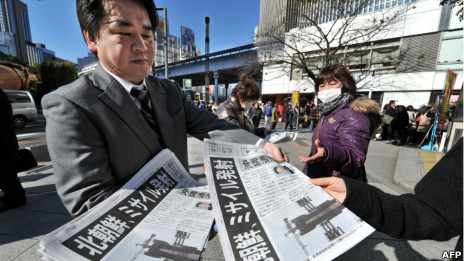 日本傳媒印刷《號外》在東京街頭上發放時，被眾多市民圍堵索取。