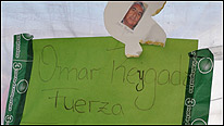 Cartel de apoyo a Omar Reygadas, uno de los mineros atrapados