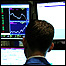 Corretor observa monitor na Bolsa de Valores de Nova York