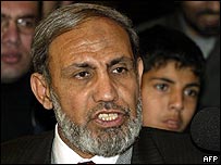 Hamas yetkilisi Mahmud Zahar açıklamalar yapıyor
