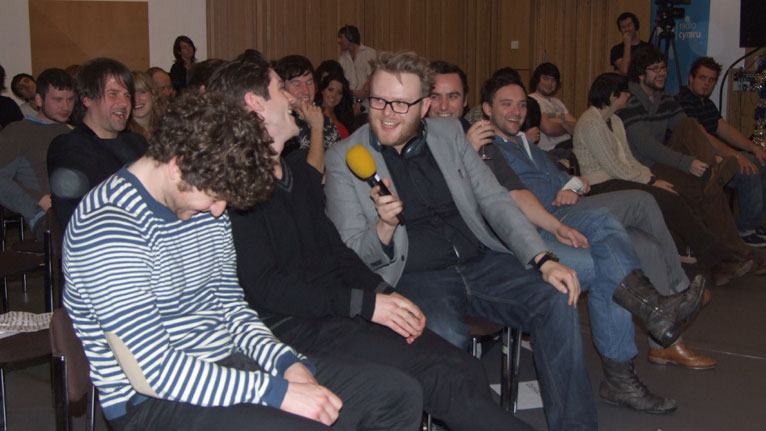 Huw Stephens yng nghanol y dorf