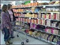 Inside Out's Ana Boulter and Vicki Poole in the supermarket