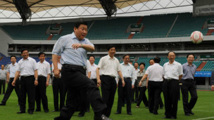 习近平踢足球