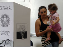 Mulher vota em São Paulo (Foto: Fabio Rodrigues Pozzebom/ABr) 