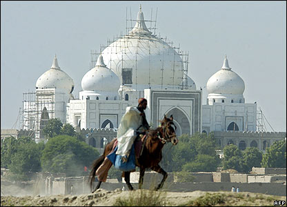 Varresa e parardhësve të familjes Bhutto në Ghari Khuda Baksh, Larkana, predominohet nga mauzoleumi i të atit të Bhuttos, ish-kryeministri Zulfikar Ali Bhutto. 