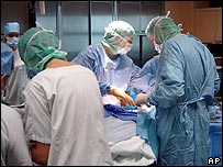 Médicos realizam transplante de rosto na França