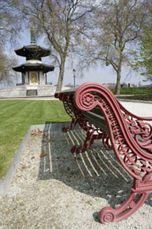 Park bench, photo by Tom Ang