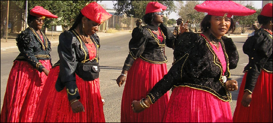 Namibie-ženy Hererů kráčející k hrobům obětí genocidy