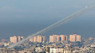 Foguete disparado de Gaza é observado da cidade israelense de Sderot, próxima à fronteira