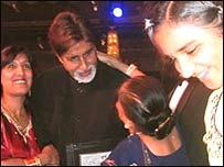 अमिताभ बच्चन प्रशंसकों के साथ