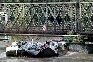 Povodňová vlna pokračovala z Ústí nad Labem do Děčína, kde řeka před kulminací dosahovala 11,5 metru