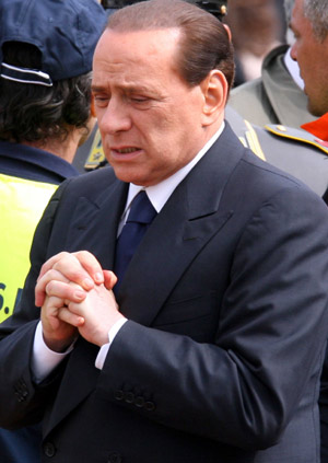 Berlusconi praying