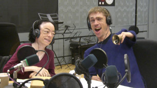 Liz shows Mat her coldsore