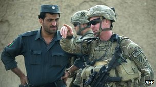 Pasukan NATO dan tentara Afghanistan