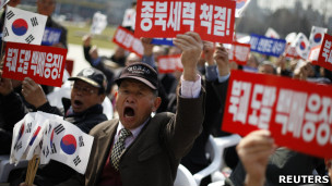 韩国反朝鲜民众在首尔广场纪念天安舰被击沉三周年集会上喊口号（26/3/2013）