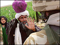 کشاورز افغان از سرباز بريتانيايی می خواهد مزرعه خشخاش وی را نابود نکند