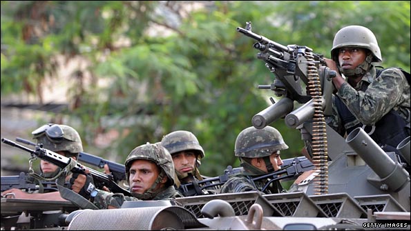 Soldiers on alert in Rio after the outbreak of violence
