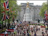  Runners enter the home straight with Buckingham Palace in the background