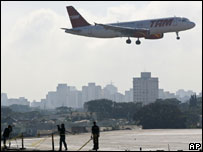 Avião da TAM decola