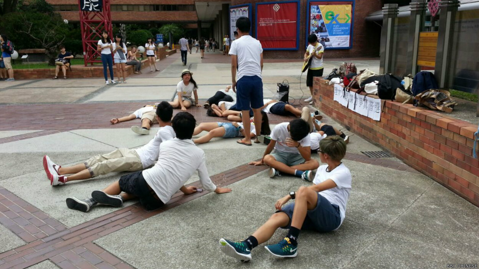 香港理工大学学生演出街头剧呼吁参加罢课（BBC中文网记者叶靖斯摄22/9/2014）
